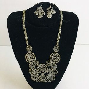 Beautiful Metal Necklace Set